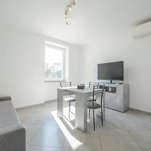 New!central Apt 5 Min Walk From The Metro Brignole , Genova Italia