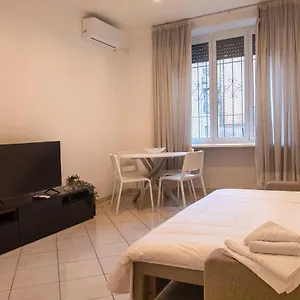Iv House , Roma Italia